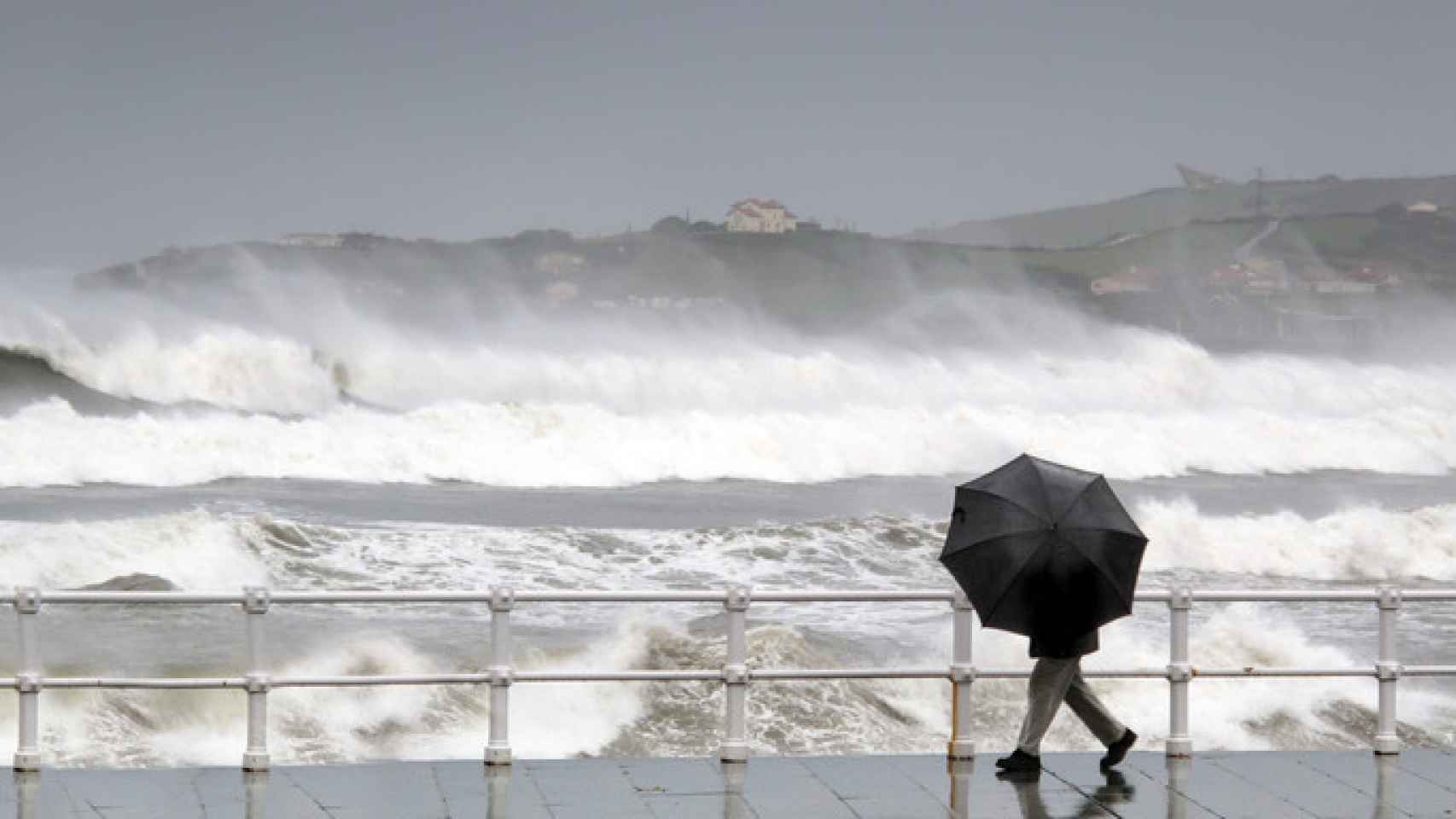 Una persona camina bajo la lluvia.