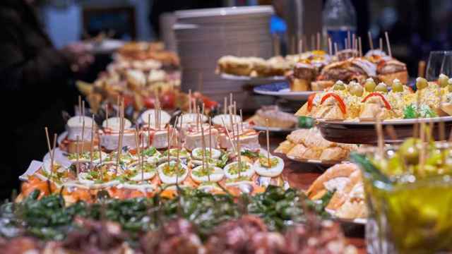 Una barra llena de pintxos variados.