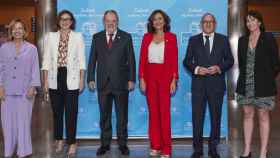 Foto de familia del último Consejo Vasco de Finanzas con los consejeros Azpiazu y Garamendi en el centro / Irekia