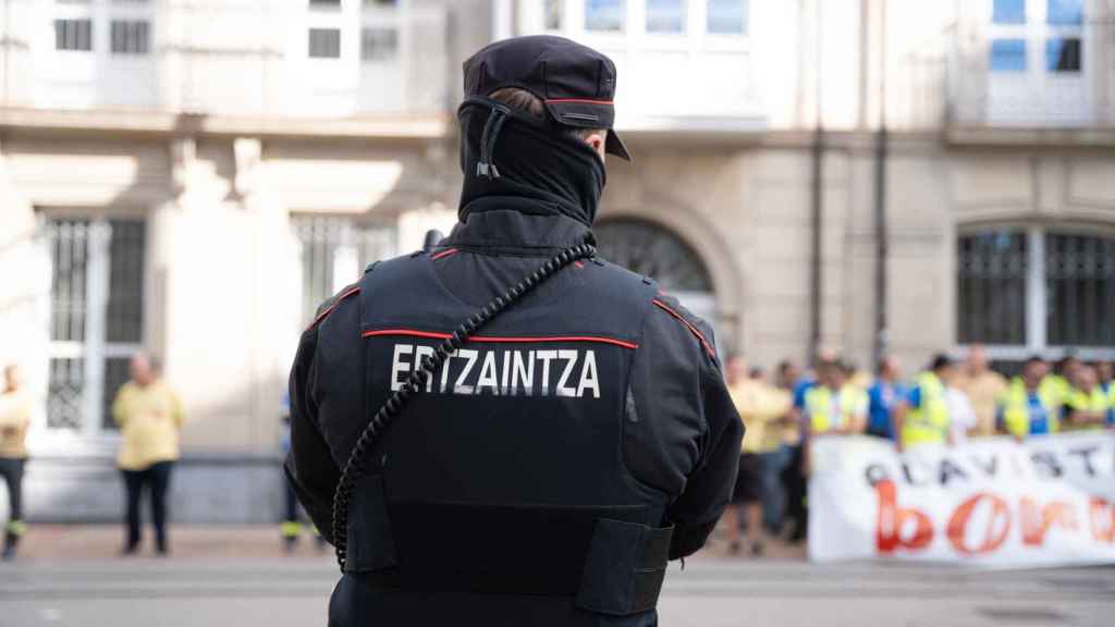 Un agente de la Ertzaintza vigilando una manifestación / LUIS MIGUEL AÑÓN