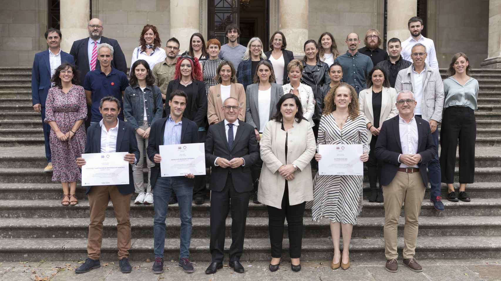 Foto de los premiados con el diputado general de Álava, Ramiro González