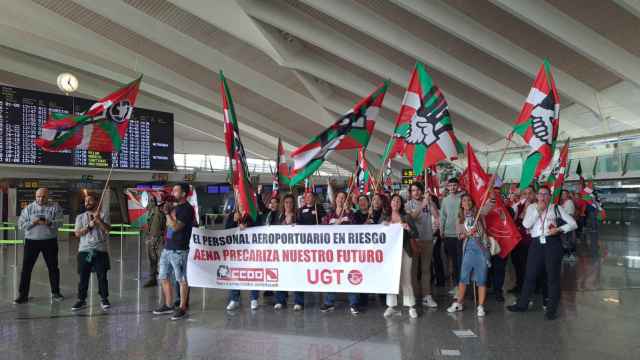 Concentración de trabajadores del Aeropuerto de Bilbao de CCOO y UGT / CV