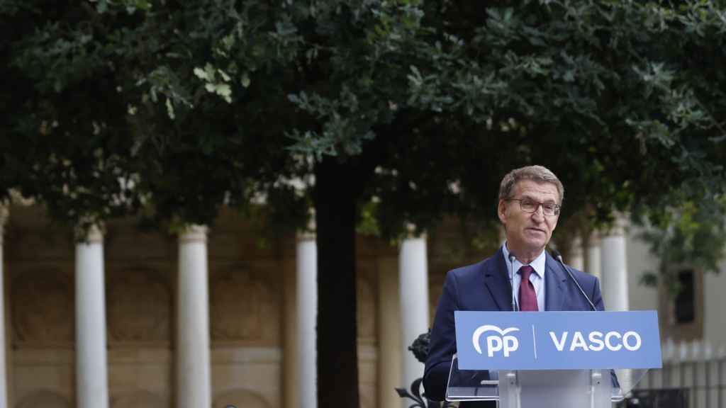 Alberto Núñez Feijóo junto al Árbol de Gernika este lunes.