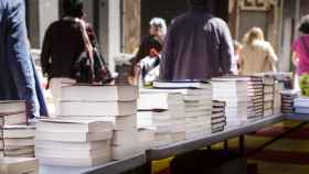 Unos cuantos libros en una feria.