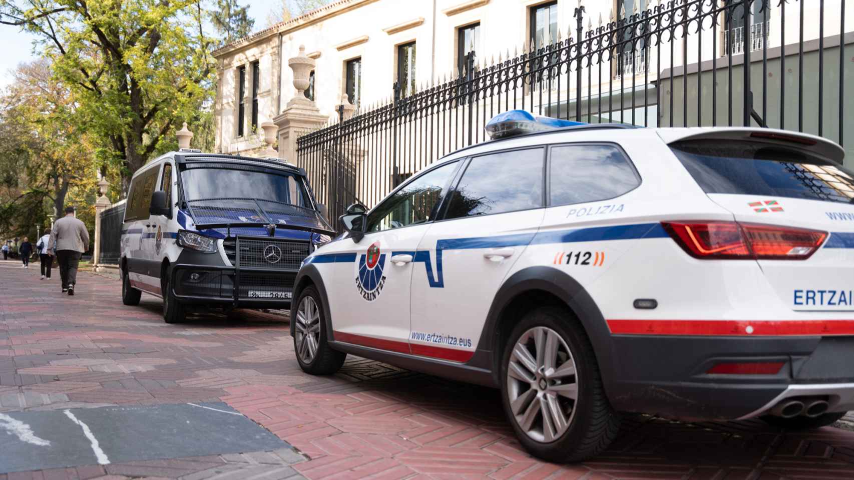 Varios coches de la Ertzaintza en Vitoria.