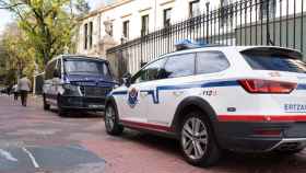 Varios coches de la Ertzaintza en Vitoria.