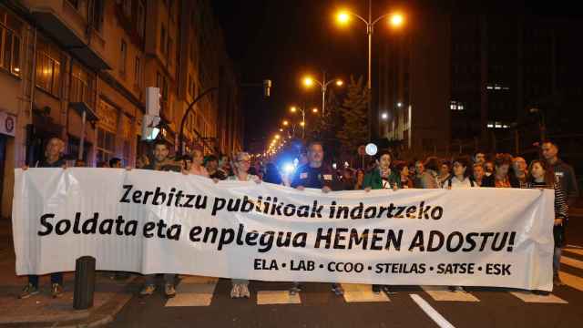 Un momento de la marcha en Bilbao, convocadas por los sindicatos de la pancarta en demanda de mejoras laborales en el sector público/EFE/Luis Tejido