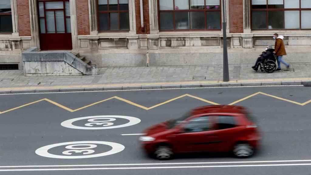 El centro de Bilbao será Zona de Bajas Emisiones y solo circularán vehículos poco contaminantes / EFE