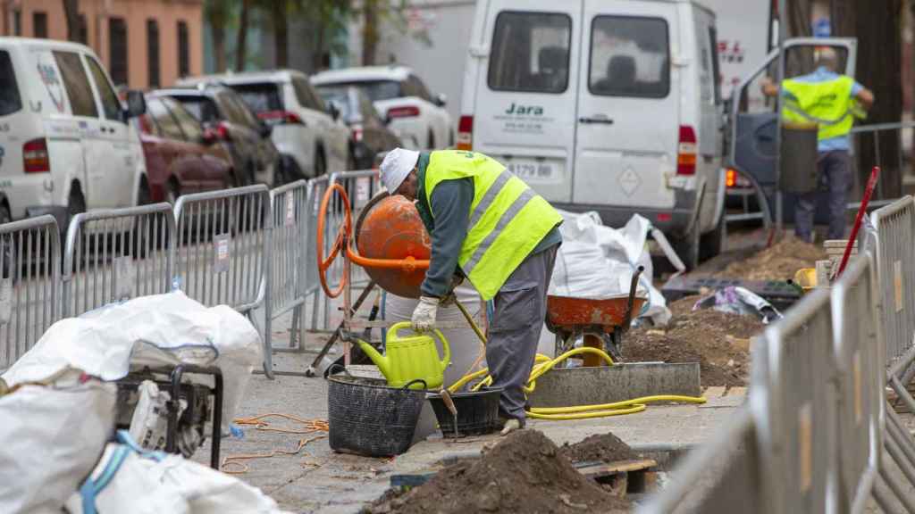 Un trabajador, durante su jornada laboral /EFE