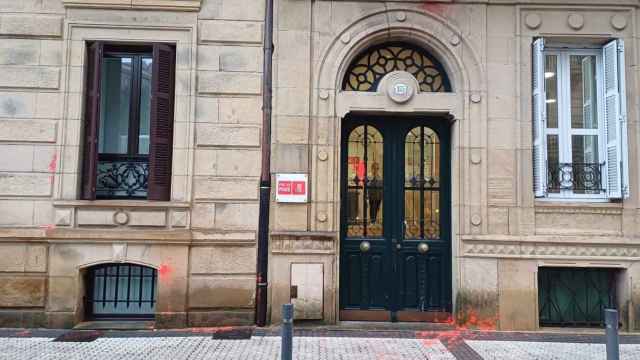 El PSE denuncia un segundo ataque en 48 horas con pintura roja a su sede de San Sebastián/Europa Press