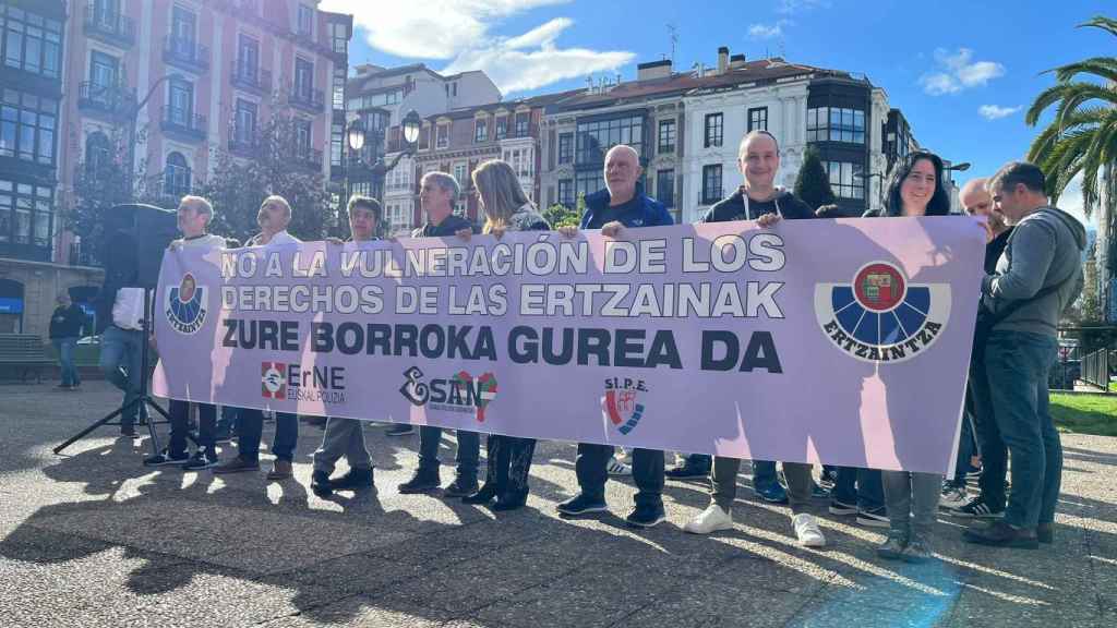 Los sindicatos de la Ertzaintza: ErnE, Esan y Sipe durante una manifestación / Cedida