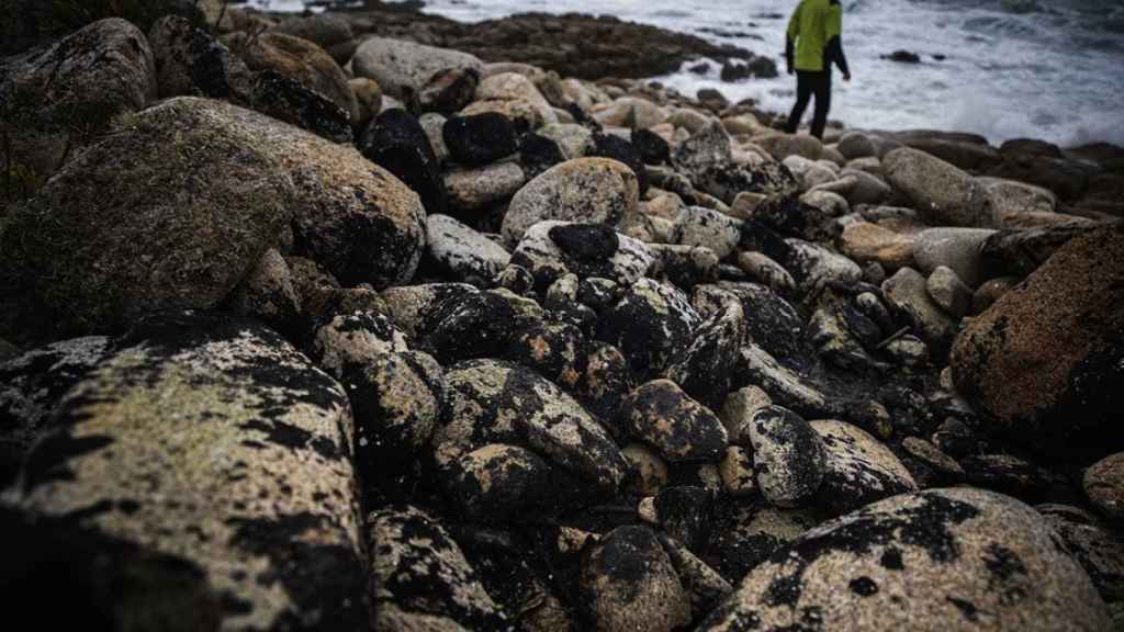 Imagen de una playa plagada de chapapote del Prestige / EFE/Cabalar/Archivo