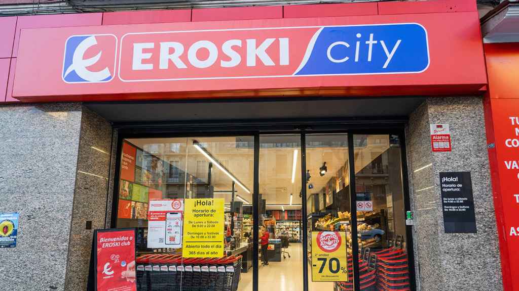 La entrada de un supermercado de Eroski City.