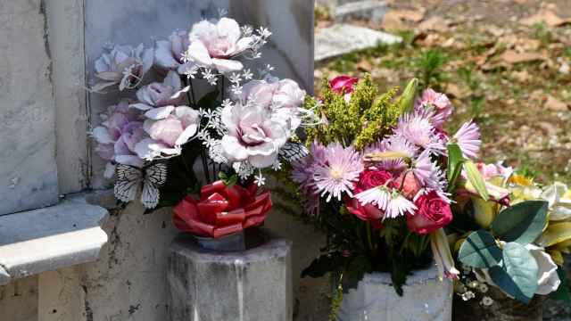 Unas flores en una tumba.