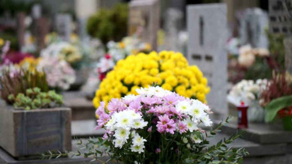 Unas flores sobre una tumba.