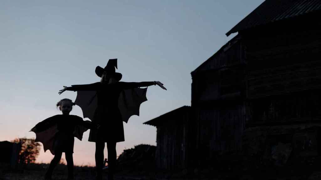 Unos niños disfrazados durante la noche de Halloween.