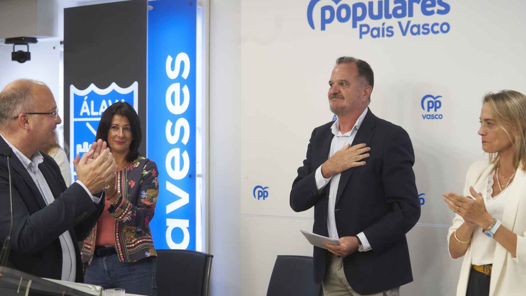 Carlos Iturgaiz tras la rueda de prensa en la que confirmó su salida como presidente del PP Vasco / Adrián Ruíz Hierro - EFE