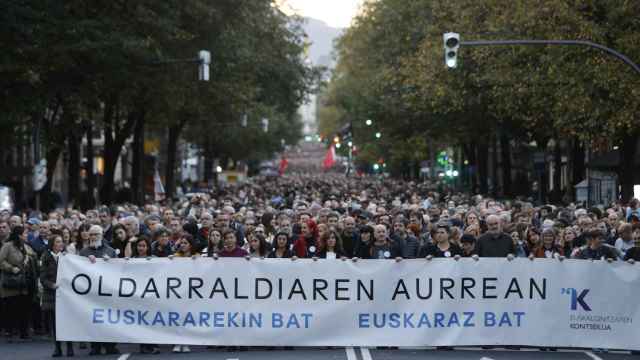 Miles de personas se concentran en Euskadi para exigir el cese de los ataques judiciales contra el euskera