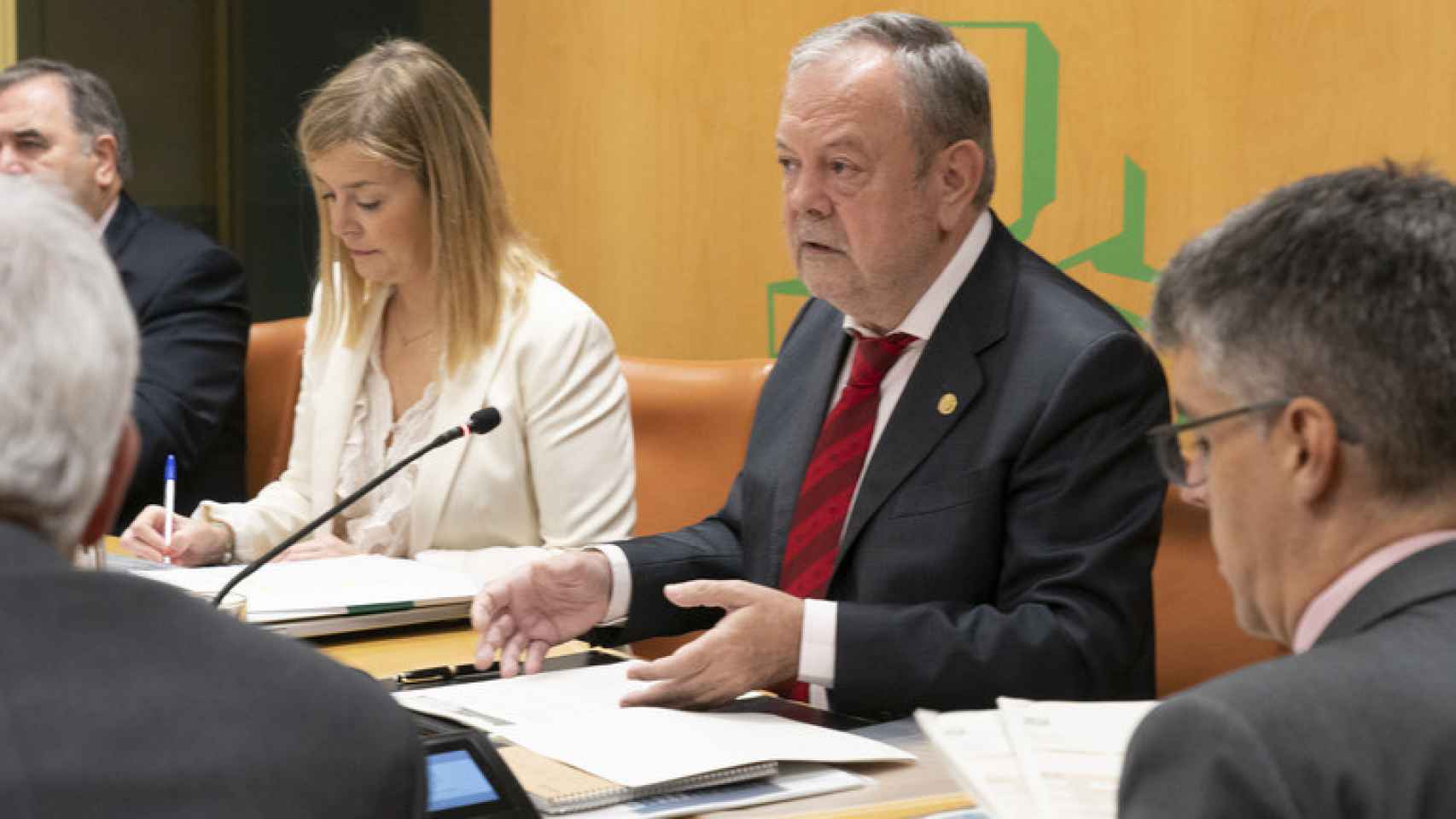 El consejero, Pedro Azpiazu, durante la ponencia del proyecto de Presupuestos de Euskadi de 2024 en el Parlamento vasco / IREKIA