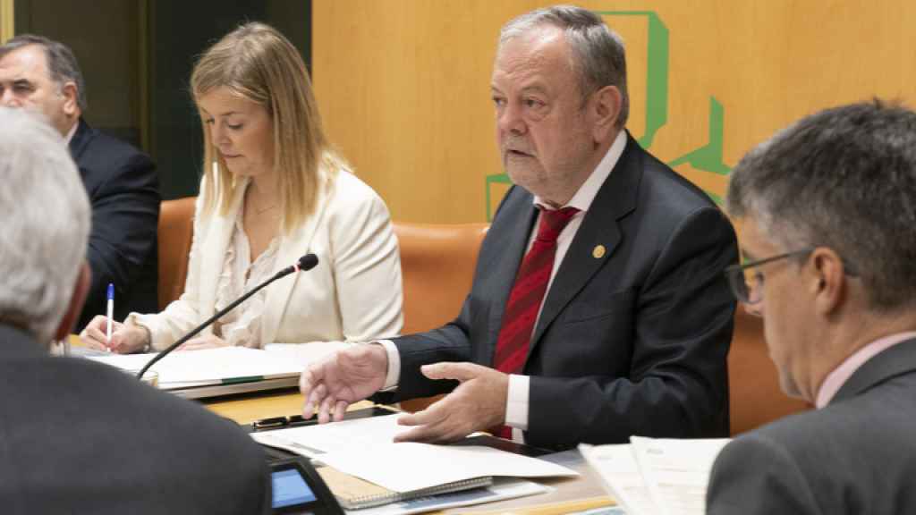 El consejero, Pedro Azpiazu, durante la ponencia del proyecto de Presupuestos de Euskadi de 2024 en el Parlamento vasco / IREKIA