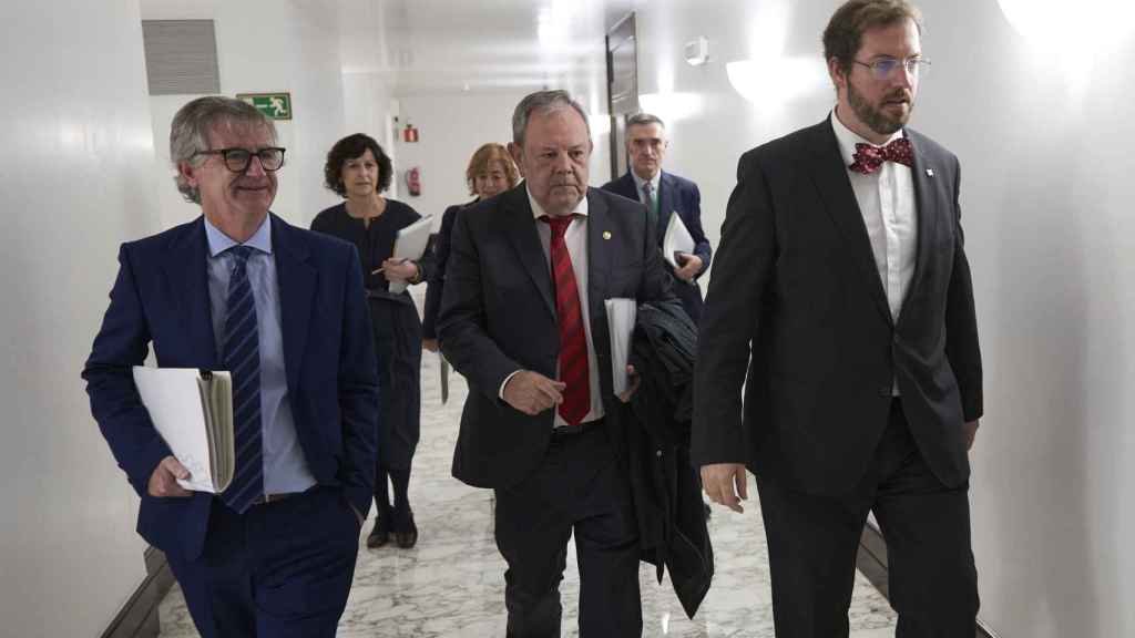 El Consejero de Economía y Hacienda, Pedro Azpiazu (PNV), junto al Secretario General de Coordinación y Comunicación Social, Manu Castilla (PNV), y el Presidente de la comisión, Luis Ignacio Gordillo (PP) / Adrián Ruiz Hierro - EFE