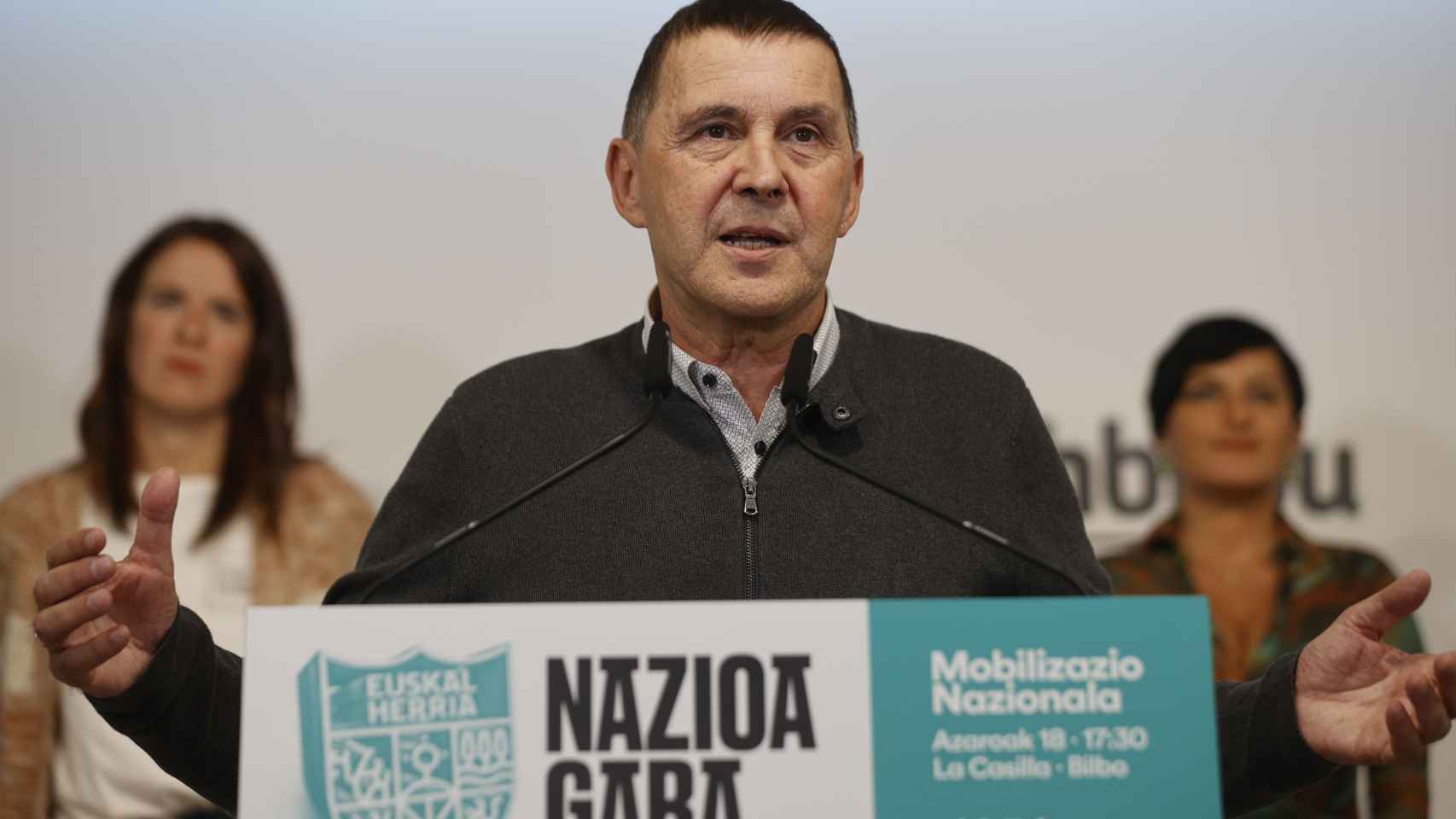 El coordinador general de EH Bildu, Arnaldo Otegi, en la imagen junto a personalidades del entorno de la coalición abertzale han presentado este lunes la manifestación del 18 de noviembre bajo el lema Nazioa gara (Somos una nación)/EFE/Luis Tejido