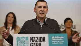 El coordinador general de EH Bildu, Arnaldo Otegi, en la imagen junto a personalidades del entorno de la coalición abertzale han presentado este lunes la manifestación del 18 de noviembre bajo el lema Nazioa gara (Somos una nación)/EFE/Luis Tejido