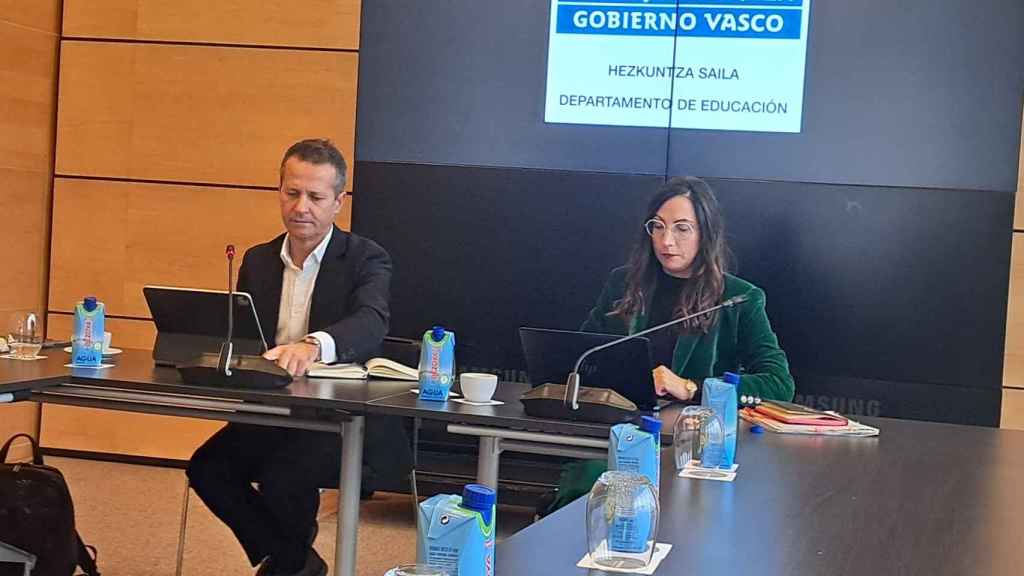 El consejero Bildarratz , junto con la viceconsejera de Educación, Begoña Pedrosa / Europa Press