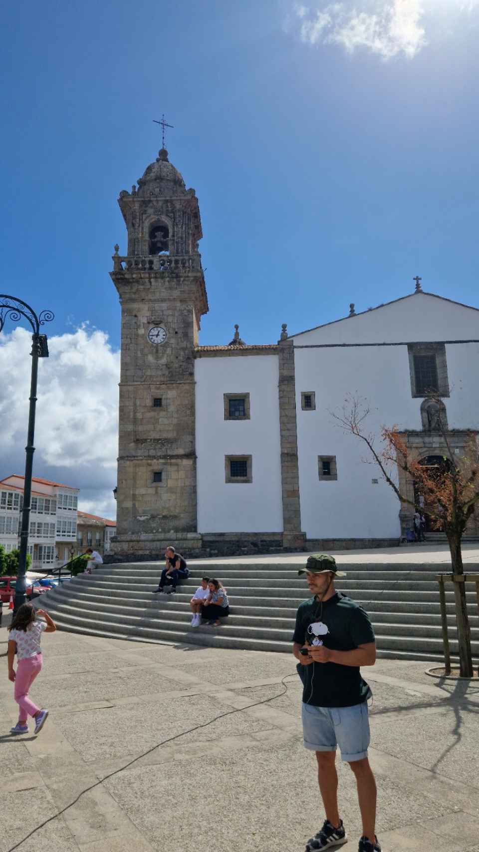 El campanario de la torre de la iglesia no ha sujetado el extremo del globo para su inflado. Para disgusto de los betanceiros, que adoran su ciudad y sus fiestas de San Roque y los Caneiros, ambas en agosto, este año el globo no ha surcado los cielos / A. VIRI