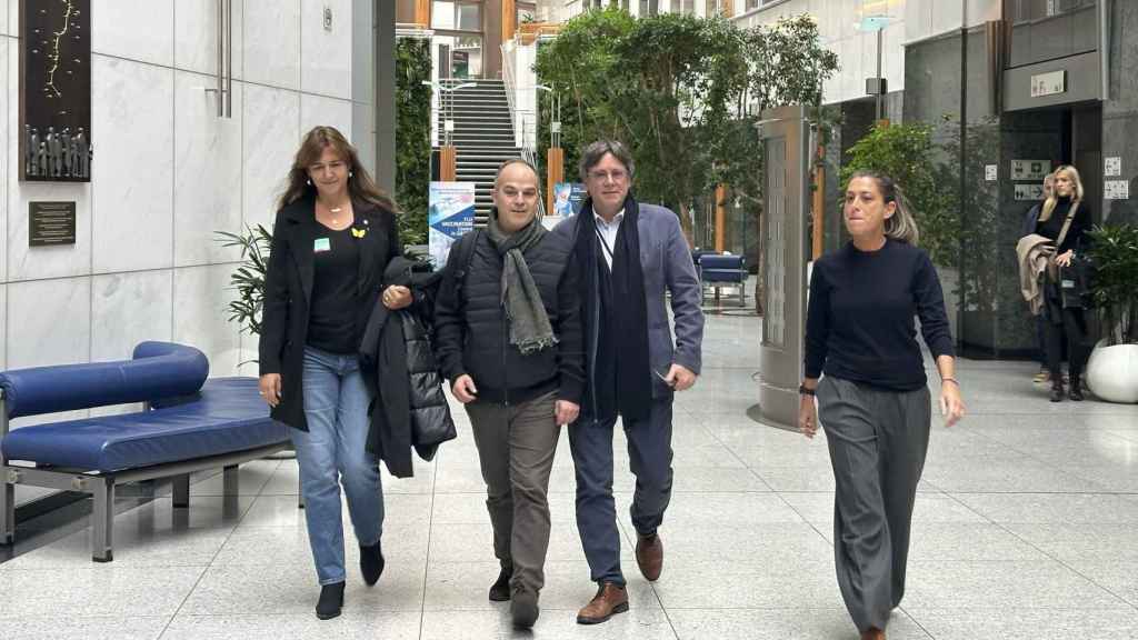 El expresidente de la Generalitat, Carles Puigdemont (2d), la presidenta de Junts, Laura Borràs (i), el secretario general de Junts, Jordi Turull (2i), y la portavoz de Junts en el Congreso, Míriam Nogueras / Dani Rovirosa - EFE