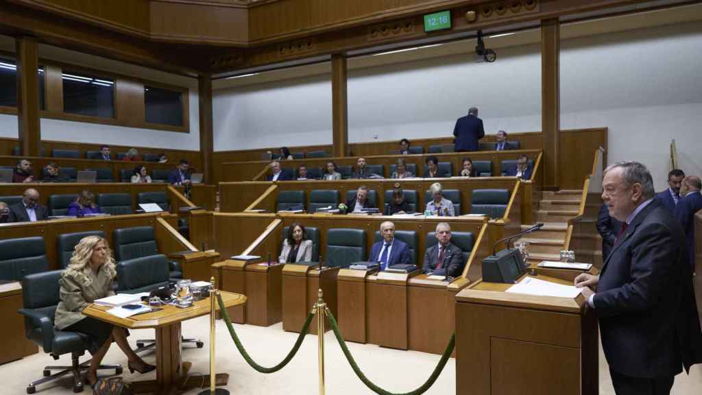 El Consejero de Economía y Hacienda, Pedro Aspiazu (d) durante su intervención en el Pleno de hoy en la Cámara Vasca / Adrián Ruiz Hierra - EFE