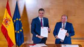 El presidente del Gobierno en funciones, Pedro Sánchez, y el presidente del EBB del PNV, Andoni Ortuzar en la firma del acuerdo de investidura de ambos partidos / Fernando Villar - EFE