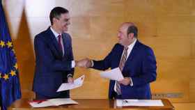 Pedro Sánchez y Andoni Ortuzar estrechan la mano al firmar su acuerdo de investidura en el Congreso.