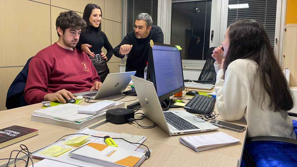 Varios trabajadores de Crónica Vasca charlan en la redacción.