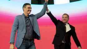 Pedro Sánchez con el presidente de los Socialistas Europeos Stefan Löfven, en la segunda jornada del Congreso Europeo Socialista / JORGE ZAPATA - EFE