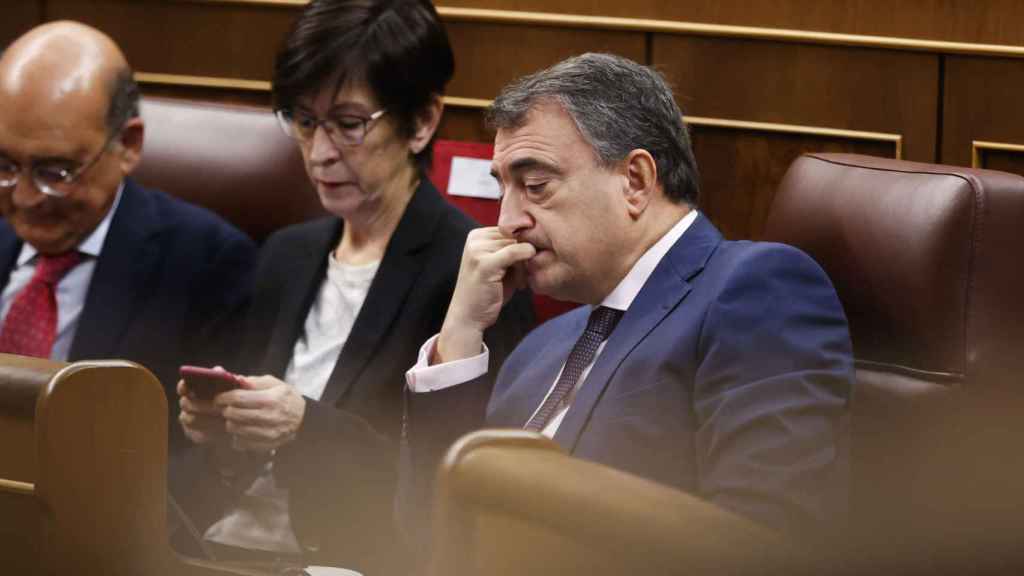 El portavoz del PNV, Aitor Esteban escucha la intervención del presidente del Gobierno en funciones, Pedro Sánchez /Juan Carlos Hidalgo - EFE