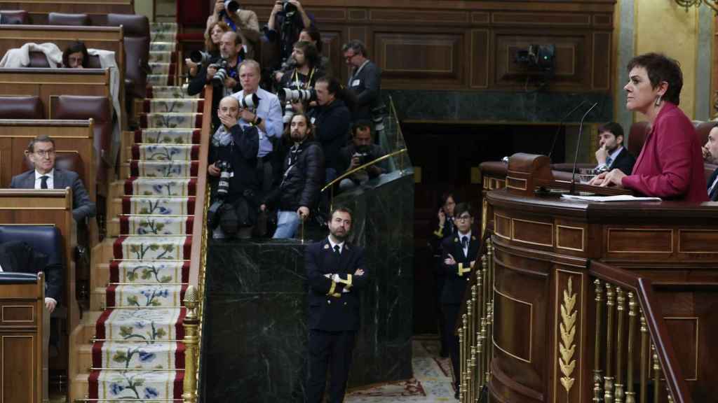 La portavoz de EH Bildu en el Congreso Mertxe Aizpurua Arzallus interviene durante la segunda jornada de la investidura del secretario general del PSOE Pedro Sánchez celebrada en el Congreso de los Diputados en Madrid, este jueves / Javier Lizon - EFE