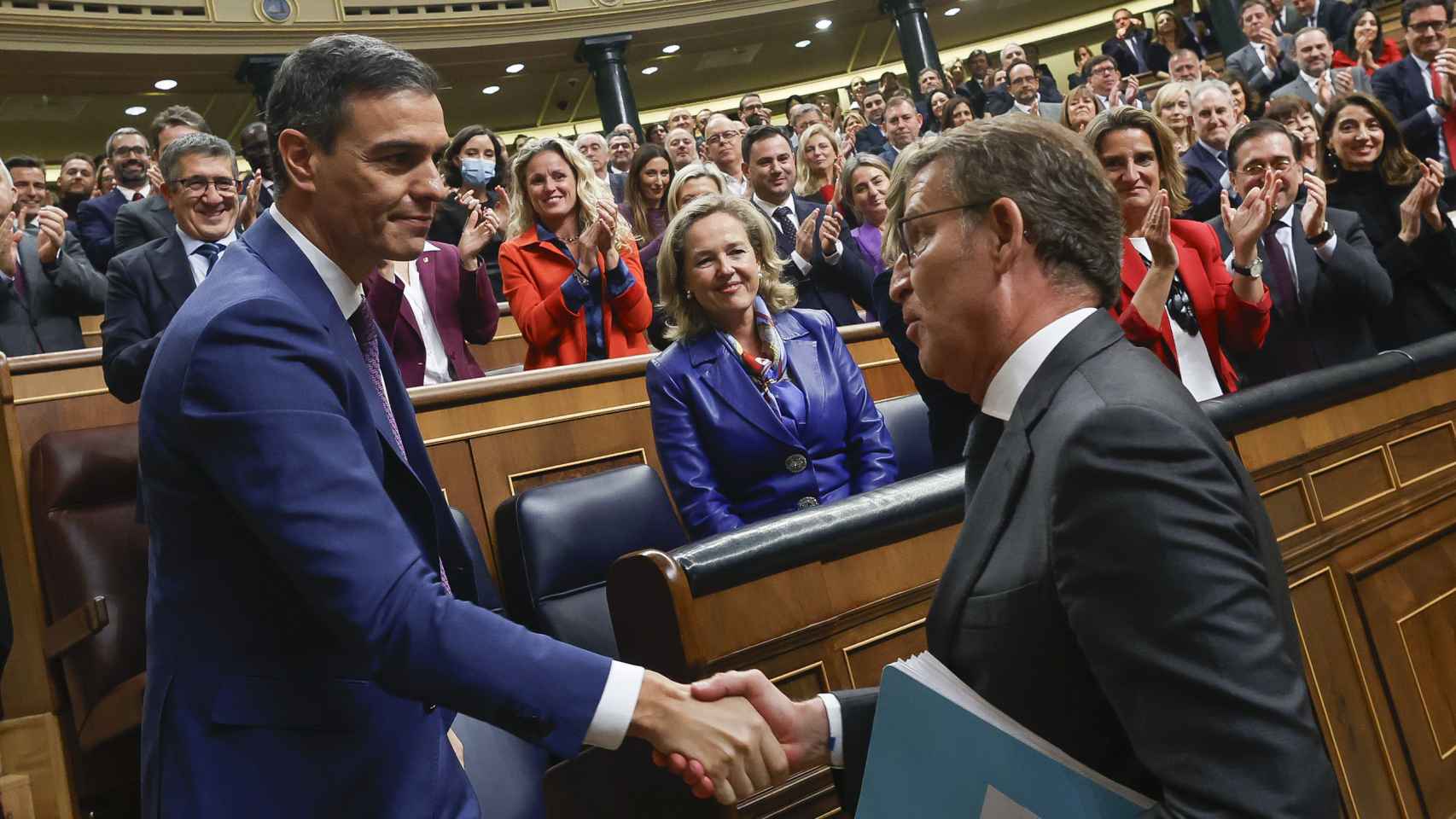 El líder del PP, Alberto Núñez Feijóo, felicita al presidente del Gobierno en funciones, Pedro Sánchez / Javier Lizón - EFE