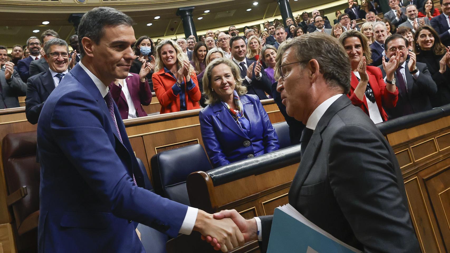 El líder del PP, Alberto Núñez Feijóo, felicita al presidente del Gobierno en funciones, Pedro Sánchez / Javier Lizón - EFE