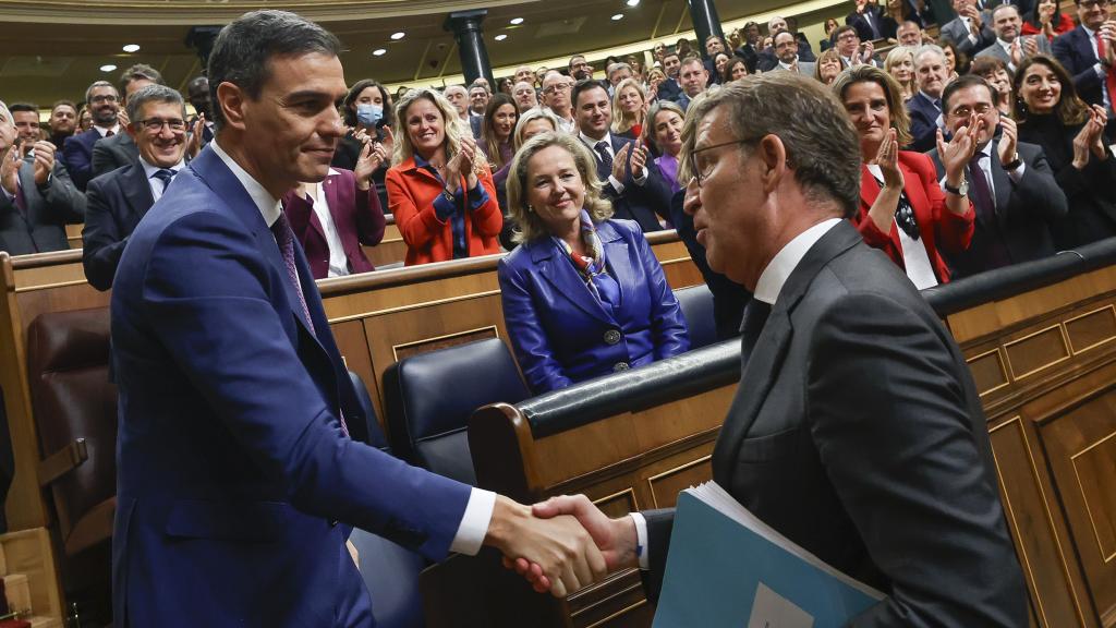 El líder del PP, Alberto Núñez Feijóo, felicita al presidente del Gobierno en funciones, Pedro Sánchez / Javier Lizón - EFE