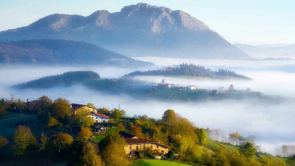 Valle de Aramaio con niebla.