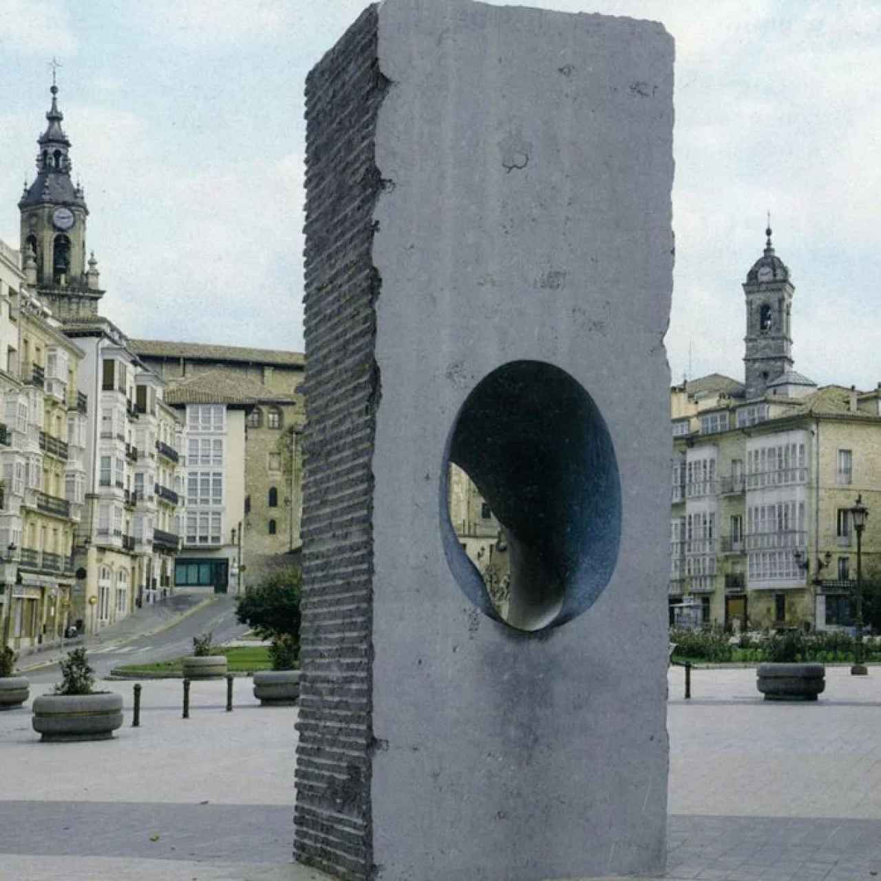 La Mirada,  famosa escultura de Agustín Ibarrola, es el punto de quedada para los vitorianos