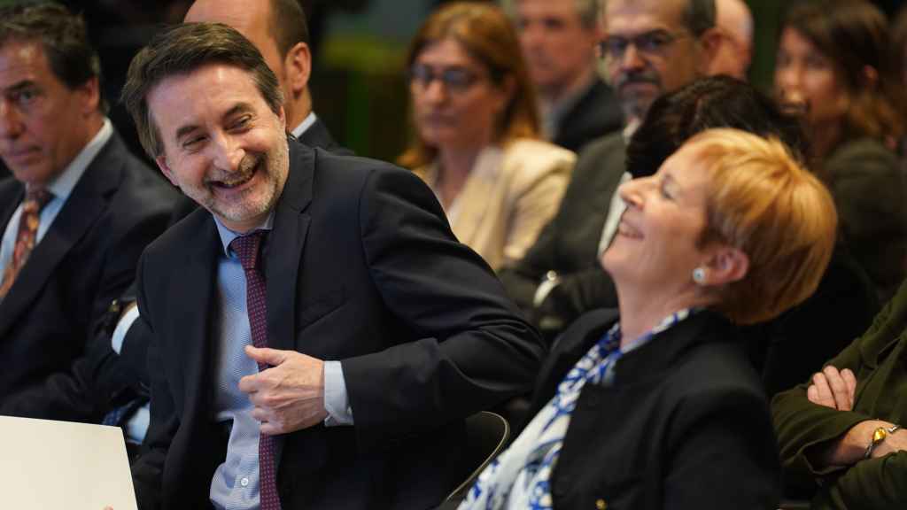 Josu Jon Imaz, CEO de Repsol, junto a Arantxa Tapia