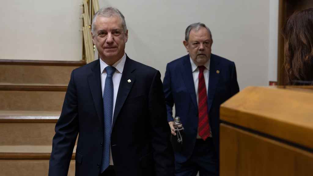 El lehendakari, Iñigo Urkullu, junto al consejero de Economía y Hacienda, Pedro Azpiazu / Legebiltzarra