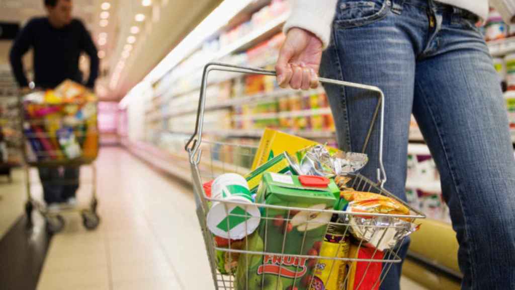 Una mujer de compras en un supermercado.