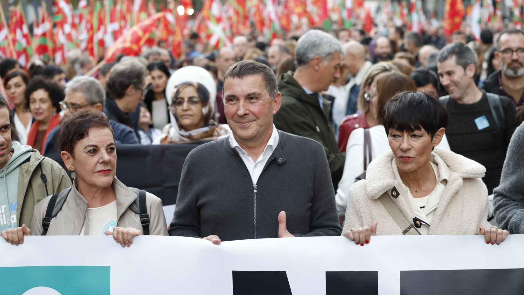 La diputada de Bildu, Mertxe Aizpurua, el coordinador general, Arnaldo Otegi, y la diputada en las Juntas Generales de Gipuzkoa, Maddalen Iriarte, en la manifestación de 2023 / MIGUEL TOÑA - EFE