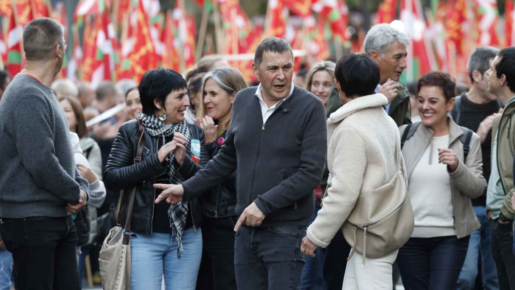 El coordinador general de EH-Bildu, Arnaldo Otegi, junto a otros cargos del partido durante una reciente marcha en Bilbao / Miguel Toña - EFE