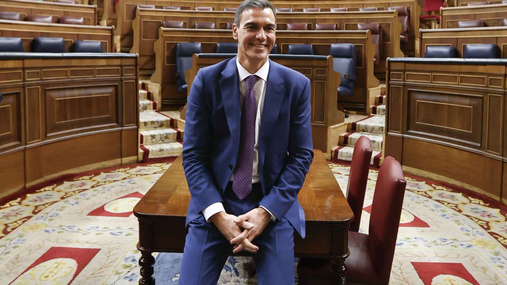 Pedro Sánchez, tras ser reelegido presidente del Gobierno por mayoría absoluta en el Congreso posa en el hemiciclo / Juan Carlos Hidalgo - EFE