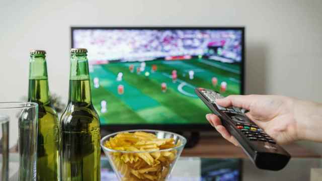 Aperitivo y fútbol en televisión