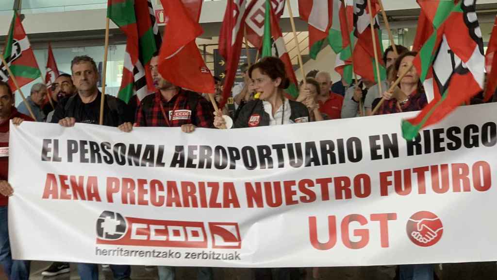 Trabajadores del 'handling' en el aeropuerto de Bilbao en una concentración ante la incertidumbre por la pérdida de la concesión por parte de Iberia / X